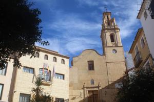 菲内斯特拉特Casa Rústica的教堂,塔楼上挂着钟