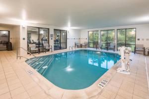 Collegeville费城瓦利福奇学院村万怡酒店的在酒店房间的一个大型游泳池