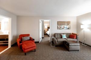 路易斯威尔TownePlace Suites by Marriott Louisville Airport的客厅配有沙发和椅子