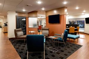 路易斯威尔TownePlace Suites by Marriott Louisville Airport的一间设有椅子和黑板的等候室