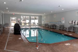 路易斯威尔TownePlace Suites by Marriott Louisville Airport的一座带桌椅的游泳池