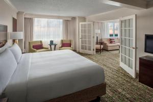 费城费城机场万豪酒店的酒店客房设有一张大床和一间客厅。