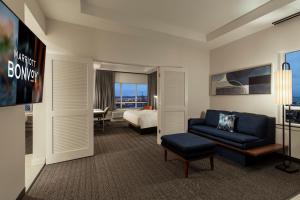凯马Courtyard by Marriott Houston Kemah的酒店客房设有一张沙发和一张床