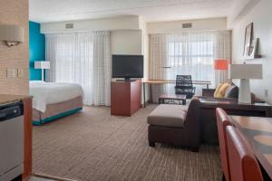 伊丽莎白Residence Inn by Marriott Newark Elizabeth/Liberty International Airport的酒店客房设有床和客厅。