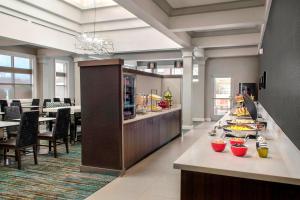 伊丽莎白Residence Inn by Marriott Newark Elizabeth/Liberty International Airport的一间提供自助餐的餐厅,在柜台上供应食物