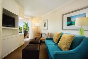 基韦斯特基韦斯特万豪费尔菲尔德度假酒店的客厅配有蓝色的沙发和电视