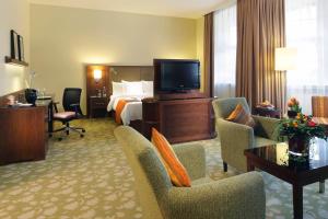 不莱梅布莱梅万豪度假酒店的配有一张床和一台平面电视的酒店客房