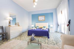 加利波利La Casa di Annale'的蓝色的卧室配有床和沙发