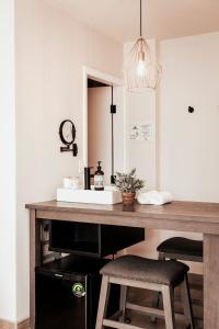 San Antonio de las MinasVillas Ensueño的浴室设有水槽和带两个凳子的台面。