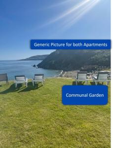 西卢港Ocean View Apartments的一张海滩的照片,上面有椅子在草地上