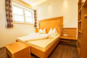 弗拉绍阿帕特全景酒店的一间卧室配有一张带木制床头板的床和窗户。