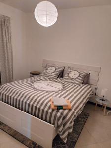 圣佩莱格里诺温泉MANZONI APARTS - SUITE Superior的一间卧室配有一张带黑白色棉被的床