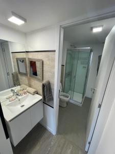 埃斯特角城Moderno Apartamento #1 Excelente ubicación的白色的浴室设有水槽和卫生间。