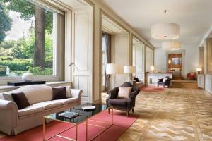 佛罗伦萨西纳维拉美迪齐傲途格精选酒店的客厅配有沙发和椅子