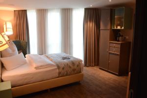 圣维特Bed&Bike Berliner Hof的酒店客房设有一张床和一个大窗户
