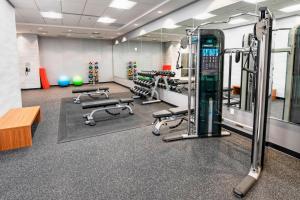 渥太华Fairfield Inn & Suites by Marriott Ottawa Airport的健身房配有跑步机和健身器材