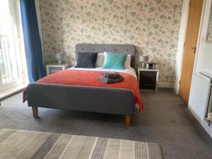 红山Watercolour House的卧室里设有一张床,上面有一只动物