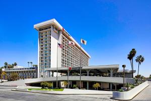 洛杉矶洛杉矶机场万豪酒店的一座酒店大楼前面有棕榈树
