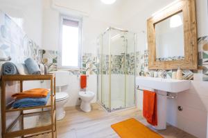 加利波利La Casa di Annale'的带淋浴、盥洗盆和卫生间的浴室