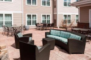 马纳萨斯马纳萨斯战场公园公寓酒店的庭院设有藤椅、桌子和沙发