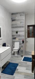 纳克萨Homestay Naxxar的浴室设有白色卫生间和蓝色地毯。