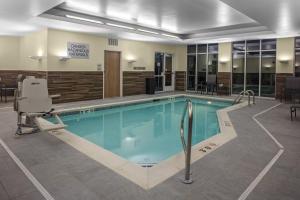格林菲尔德Fairfield Inn & Suites by Marriott Indianapolis Greenfield的一个带椅子的酒店游泳池