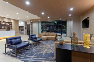 圣地亚哥TownePlace Suites by Marriott San Diego Central的大堂设有蓝色椅子和客厅。