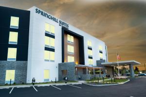 斯波坎SpringHill Suites Spokane Airport的一座建筑,上面有西班牙冷藏室