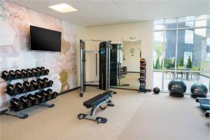 斯波坎SpringHill Suites Spokane Airport的健身室配有设备和平面电视