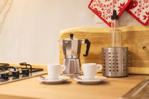 加利波利La Casa di Annale'的咖啡壶和厨房柜台上的2杯