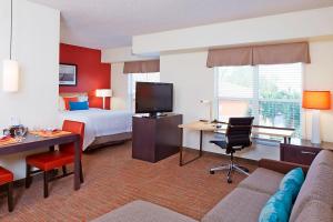 那不勒斯那不勒斯万豪原住客栈的酒店客房配有一张床、一张沙发和一张书桌。