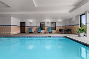 奥罗拉盖特韦帕克丹佛机场陶纳普雷斯套房酒店的一座带椅子和桌子的游泳池