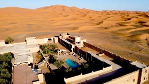 梅尔祖卡卡斯巴尔格丘比酒店的沙漠中建筑物的空中景观