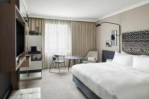 伦敦伦敦麦达维尔万豪酒店的酒店客房配有一张床铺和一张桌子。