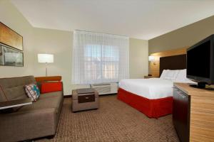 沃思堡TownePlace Suites Fort Worth Southwest TCU Area的酒店客房,配有床和沙发
