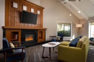 森尼维耳市桑尼维尔硅谷II酒店的客厅设有壁炉和电视。