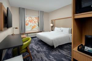 迈阿密Fairfield Inn & Suites by Marriott Miami Airport West/Doral的酒店客房,配有床和电视