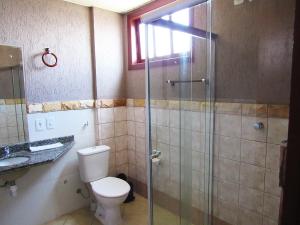 戈亚尼亚Rede Andrade Goiania Centro的一间带卫生间和玻璃淋浴间的浴室