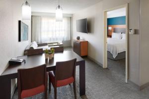 米西索加米西索加机场企业中心万豪广场套房酒店的酒店客房 - 带一张床和用餐室