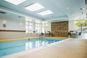 米西索加米西索加机场企业中心万豪广场套房酒店的游泳池,位于酒店带游泳池的房间