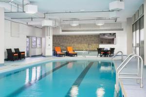 圣约翰斯三角洲圣约翰酒店和会议中心的一个带橙色椅子和桌子的游泳池
