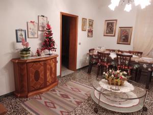 基亚恩尼Casa Tarrini的客厅配有圣诞树和桌子