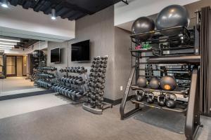 华盛顿金普顿图普酒店的一间健身房,配有数架举重器材