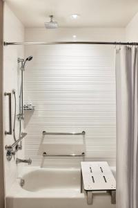 米苏拉AC Hotel by Marriott Missoula Downtown的白色的浴室设有浴缸和淋浴。