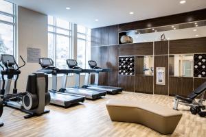 国家海港华盛顿特区国家港湾万豪AC酒店的大楼内带跑步机和有氧器材的健身房
