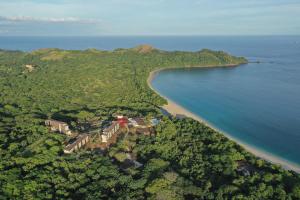 普拉卡海尔W Costa Rica Resort – Playa Conchal的享有海滩和海洋的空中景致