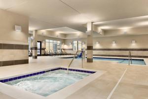 伍德伯里伍德伯里圣保罗万怡酒店的游泳池,位于带游泳池的建筑内