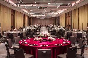台北台北国泰万怡酒店的一个带桌椅的大型宴会厅
