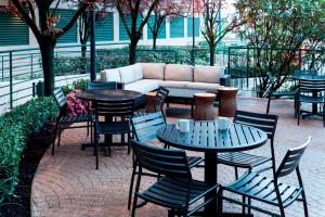 西雅图西雅图市中心/联合湖万豪原住客栈酒店的庭院配有桌椅和沙发。