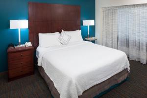 西雅图西雅图市中心/联合湖万豪原住客栈酒店的一张大床,位于酒店带两盏灯的房间